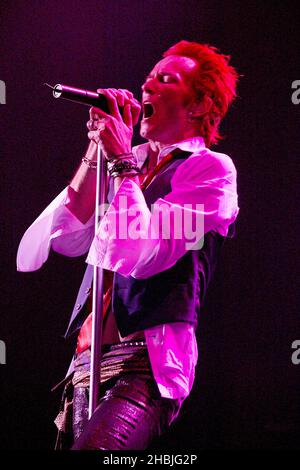 Velvet Revolver perfoms on stage on one of their final London dates of their UK tour at the Carling Apollo Hammersmith in London. Scott Weiland, vocalist, Matt Sorum, Drums, Slash, guitar, Duff McKagan, bass, Dave Kushner, guitar. Stock Photo