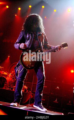 Velvet Revolver perfoms on stage on one of their final London dates of their UK tour at the Carling Apollo Hammersmith in London. Scott Weiland, vocalist, Matt Sorum, Drums, Slash, guitar, Duff McKagan, bass, Dave Kushner, guitar. Stock Photo