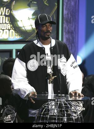 Snoop Dog presents award to Mariah Carey on stage at the 2005 World Music Awards at the Kodak Theatre on August 31, 2005 in Hollywood, Los Angeles California. Stock Photo