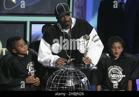 Snoop Dog presents award to Mariah Carey on stage at the 2005 World Music Awards at the Kodak Theatre on August 31, 2005 in Hollywood, Los Angeles California. Stock Photo