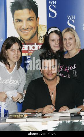 Peter Andre signing copies of his new book All About Us: My Story - WH Smith, Brent Cross Shopping Centre, London.    Entertainment Stock Photo