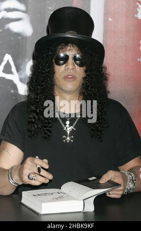 Former lead guitarist in Guns N' Roses, Slash, at Waterstone's book store  to sign copies of autobiography, 'Slash', a tell-all account of his life in  the legendary rock band Stock Photo 