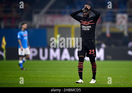 Milan, Italy. 19 December 2021. Fikayo Tomori of AC Milan looks dejected during the Serie A football match between AC Milan and SSC Napoli. Credit: Nicolò Campo/Alamy Live News Stock Photo