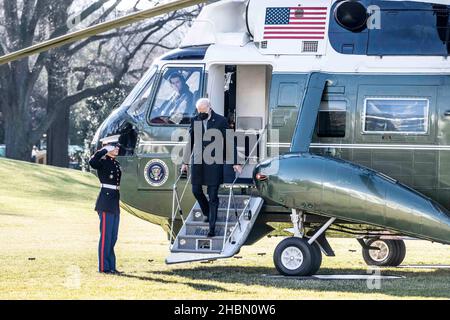 Washington, DC, USA. 20th Dec, 2021. Washington, DC, United States: President JOE BIDEN returning to the White House via Marine One. (Credit Image: © Michael Brochstein/ZUMA Press Wire) Stock Photo