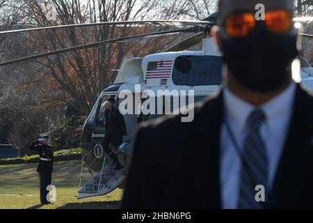 Washington, United States. 20th Dec, 2021. President Joe Biden arrives to White House at South Lawn/White House in Washington DC, USA. Credit: SOPA Images Limited/Alamy Live News Stock Photo