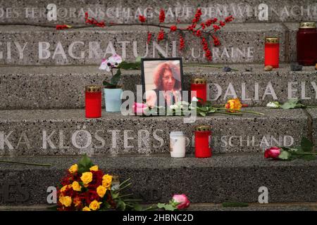 Berlin, Germany. 19th Dec, 2021. (12/19/2021) Berlin: Flowers, wreaths and candles for the victims of Breitscheidplatz. (Photo by Simone Kuhlmey/Pacific Press/Sipa USA) Credit: Sipa USA/Alamy Live News Stock Photo