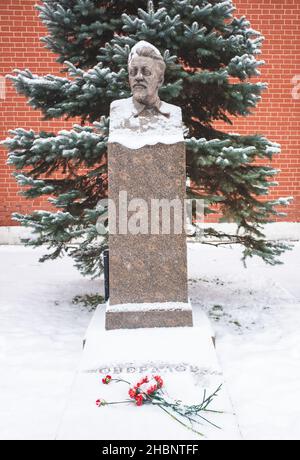 December 5, 2021, Moscow, Russia. Monument at the grave of Soviet statesman Yakov Sverdlov in the necropolis near the Kremlin wall on Red Square. Stock Photo