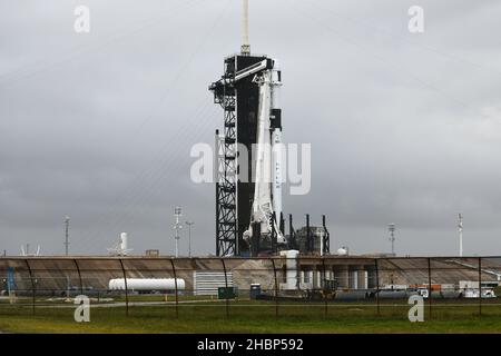 A SpaceX Falcon 9 rocket stands ready for launching the Cargo Dragon-2 spacecraft for NASA from Complex 39A at the Kennedy Space Center, Florida on Monday, December 20, 2021. Dragon is carrying nearly five tons of supplies to the International Space Station. Photo by Joe Marino/UPI Credit: UPI/Alamy Live News