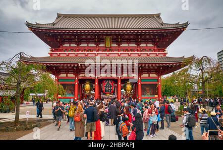 Tokyo, Japan - October 24, 2019: Numerous tourists in front of Hozomon (Treasure-House) gate, the inner of two large entrance gates that leads to the Stock Photo