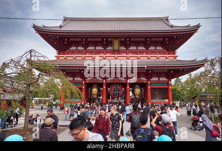 Tokyo, Japan - October 24, 2019: Numerous tourists in front of Hozomon (Treasure-House) gate, the inner of two large entrance gates that leads to the Stock Photo