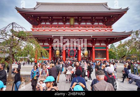 Tokyo, Japan - October 24, 2019: Numerous tourists in front of Hozomon (Treasure-House) gate, the inner of two large entrance gates that leads to the Stock Photo