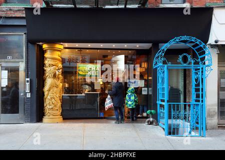 Cha Kee, 43 Mott St, New York, NYC storefront photo of a pan-Asian Chinese restaurant in Manhattan Chinatown. Stock Photo