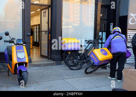 Istanbul-based Getir on-demand grocery delivery service at their micro-fulfillment center on Essex St in Manhattan, New York. quick commerce. Stock Photo
