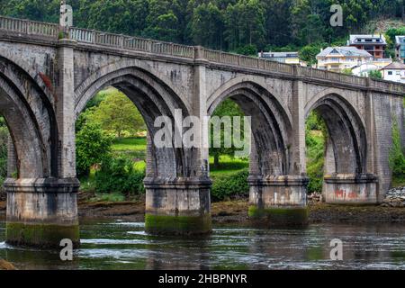 Old bridge of Viveiro village and Viveiro stuary and dwelling houses. Lugo, Galicia, Spain. Stock Photo