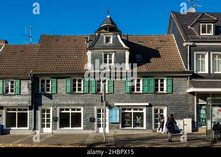 Deutschland, Haan, Bergisches Land, Niederbergisches Land, Niederberg, Rheinland, Nordrhein-Westfalen, NRW, Wohngebaeude und Geschaeftshaus Kaiserstra Stock Photo