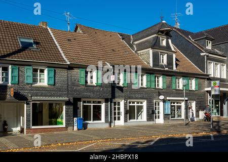 Deutschland, Haan, Bergisches Land, Niederbergisches Land, Niederberg, Rheinland, Nordrhein-Westfalen, NRW, Wohngebaeude und Geschaeftshaus Kaiserstra Stock Photo