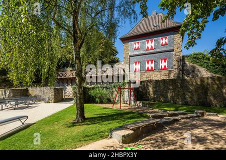 Deutschland, Ratingen, Bergisches Land, Rheinland, Nordrhein-Westfalen, NRW, ehemalige Stadtbefestigung, Trinsenturm mit Stadtmauer und Wehrgang am Ra Stock Photo