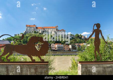 Die Altstadt von Burghausen mit der Burg (mit 1 km Länge die längste Burg der Welt) Oberbayern Sternzeichen aus Stahl Stock Photo