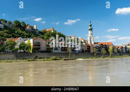 Die Altstadt von Burghausen mit der Burg (mit 1 km Länge die längste Burg der Welt) Oberbayern Stock Photo