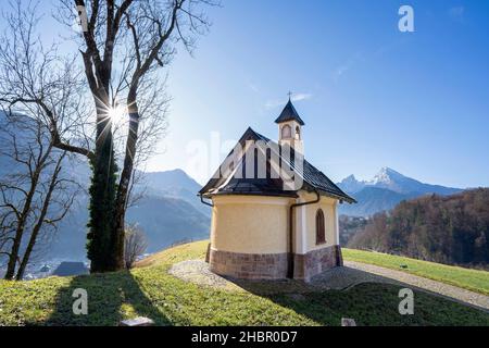 die Kirchleitn Kapelle am Mitterweinfeld hoch über Berchtesgaden mit dem maechtigen Watzmann im Hintergrund  im späten Spätherbst mit tiefstehender So Stock Photo