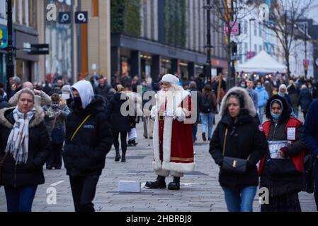 Newcastle, UK. 21st December, 2021. Busy crowds shopping on Northumberland Street in Newcastle as a Santa Claus entertains them. Newcastle, UK. Credit: Garry Cook/Alamy Live News. Stock Photo