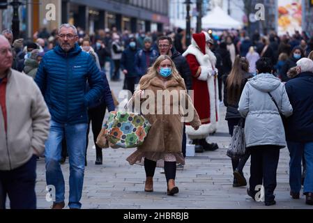 Newcastle, UK. 21st December, 2021. Busy crowds shopping on Northumberland Street in Newcastle as a Santa Claus entertains them. Newcastle, UK. Credit: Garry Cook/Alamy Live News. Stock Photo