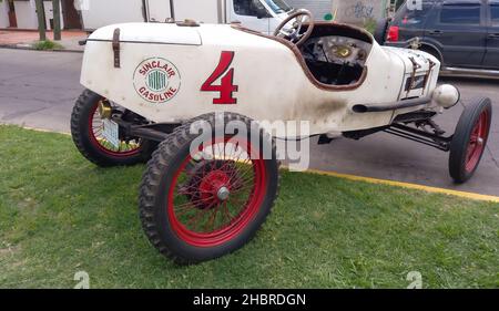 LOMAS DE ZAMORA - BUENOS AIRES, ARGENTINA - Dec 05, 2021: Sporty vintage Overland 1919 speedster baquet for racing. Rear right view. Sinclair gasoline Stock Photo