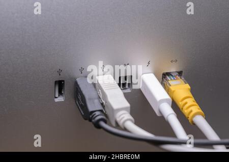 Câbles USB, Thunderbolt et Ethernet connectés aux ports situés à l'arrière  d'un écran Apple Thunderbolt Display, vue rapprochée Photo Stock - Alamy