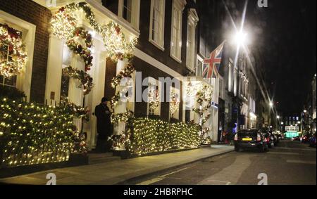 London was empty on Monday. A lot of restaurants closed for Christmas instead of opening for Christmas. The restaurants that are open do not have too many customers in. George,isabel,french restaurant at shepherd market and some others there closed. Open was loulou’s but not more than fifty people there. Oswald’s open but only twenty people there scott’s open with some people in, harry’s bar twenty people in, the arts club open butttttt and inky house closed.a lot of them will open after Christmas and a lot of them will never open again Piccadilly Circus a bit busy 20-12-2021 blitz pictures al Stock Photo