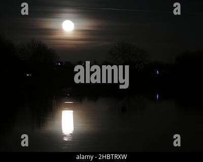 Sheerness, Kent, UK. 21st Dec, 2021. UK Weather: the waning gibbous ...