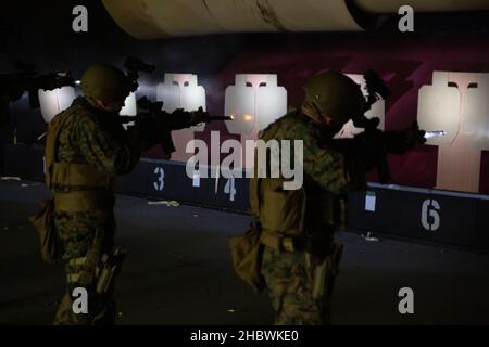 British Royal Marines conduct shooting drills with the Marine Corps ...