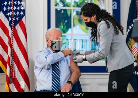Washington, DC, USA. 27th Sep, 2021. President Joe Biden receives a COVID-19 booster shot in the South Court Auditorium of the Eisenhower Executive office Building, Monday, Sept. 27, 2021, at the White House. (Official Photo By Cameron Smith) Credit: White House/ZUMA Press Wire Service/ZUMAPRESS.com/Alamy Live News