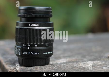 a black canon brand kit lens made of plastic material Stock Photo