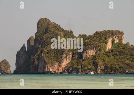 A mesmerizing shot of a beach under the clear skies in Loh Dalum Bay in Koh Phi Phi, Phuket Stock Photo