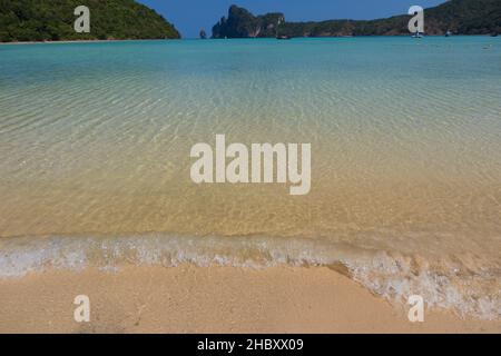 A mesmerizing shot of a beach under the clear skies in Loh Dalum Bay in Koh Phi Phi, Phuket Stock Photo