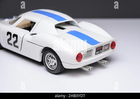 Bburago 1/24 1965 Ferrari 250 Le Mans classic sports car model