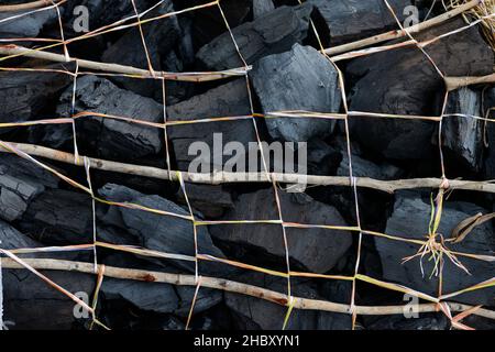 ZAMBIA, Sinazongwe District, deforestation, villagers sell charcoal along the road / SAMBIA, Sinazongwe Distrikt, Verkauf von Holzkohle, Abholzung der Wälder Stock Photo