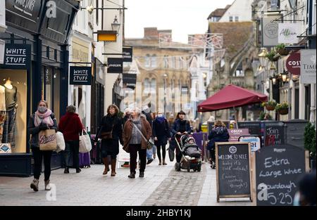 Christmas shoppers in Salisbury, Wiltshire, as the government refused to rule out introducing further restrictions to slow the spread of the Omicron variant of coronavirus Picture date: Wednesday December 22, 2021. Stock Photo