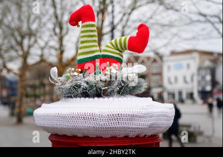 A festive yarn bomb on the top of a Royal Mail post box in Salisbury, Wiltshire. Picture date: Wednesday December 22, 2021. Stock Photo