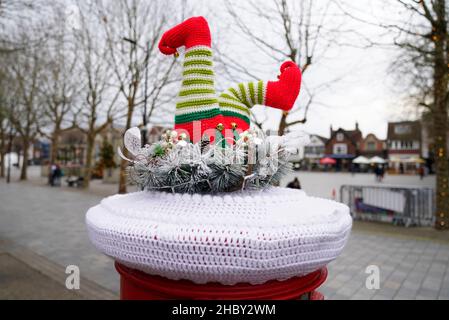 A festive yarn bomb on the top of a Royal Mail post box in Salisbury, Wiltshire. Picture date: Wednesday December 22, 2021. Stock Photo