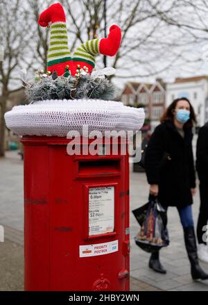 A festive yarn bomb on the top of a Royal Mail post box in Salisbury, Wiltshire. Picture date: Wednesday December 22, 2021. Stock Photo