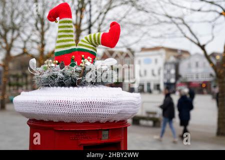 A festive yarn bomb on the top of a Royal Mail post box in Salisbury, Wiltshire. Picture date: Wednesday December 22, 2021. Stock Photo