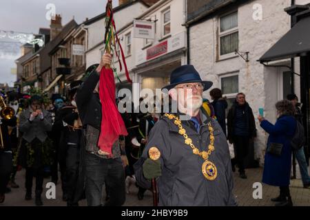The Town Mayor of Penzance Councillor Jonathan How wearing his chain of office leading musicians of The Raffidy Dumitz band in the Montol Festival par Stock Photo