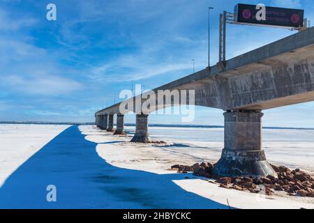 Confederation Bridge crossing the Northumberland Strait linking New Brunswick to Prince Edward Island. Stock Photo