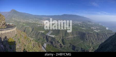 View from Mirador del Time to Los Llanos behind the volcanic chain of Cumbre Vieja in front of the eruption, Tijarafe, La Palma, Spain Stock Photo