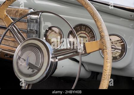 Cockpit with steering wheel from Buick Eight, classic car Stock Photo