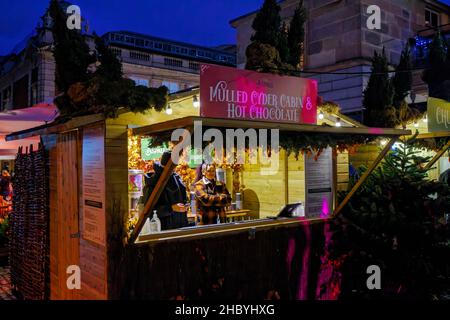 Stall selling hot drinks at the winter market in Covent Garden, London WC2 in the evening: 'Mulled Cyder Cabin & Hot Chocolate' Stock Photo