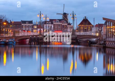 Night Leiden canal with Blauwpoortsbrug bridge and Windmill De Valk, South Holland, Netherlands. Stock Photo