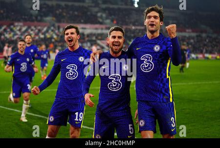 Chelsea's Jorginho (centre) celebrates with team-mates Marcos Alonso (right) and Mason Mount after scoring their side's second goal of the game from the penalty spot during the Carabao Cup quarter final match at the Brentford Community Stadium, London. Picture date: Wednesday December 22, 2021. Stock Photo