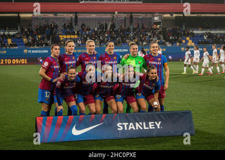 Barcelona, Spain. 22nd Dec, 2021. FC Barcelona players pose for a group photo before the Primera Iberdrola match between FC Barcelona Femeni and Madrid CFF at Johan Cruyff Stadium. Final score; FC Barcelona Femeni 7:0 Madrid CFF Credit: SOPA Images Limited/Alamy Live News Stock Photo